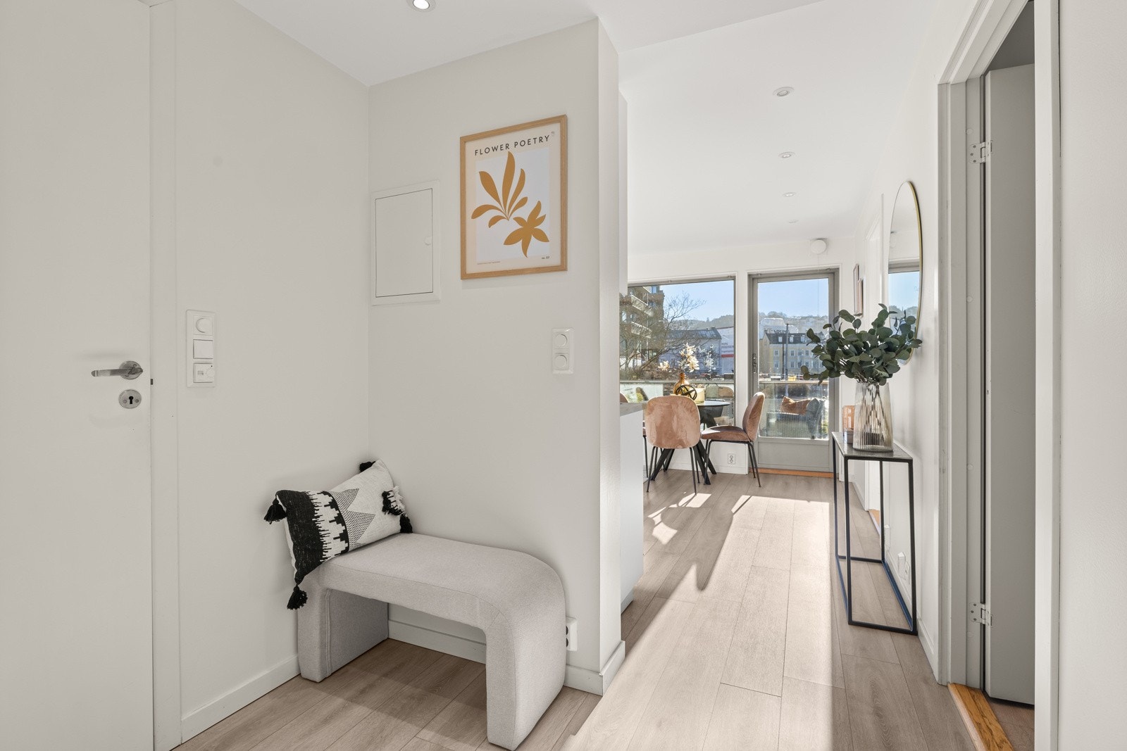 Leiligheten har en lys og innbydende entré, som gir et godt førsteinntrykk av leiligheten Galleribilde