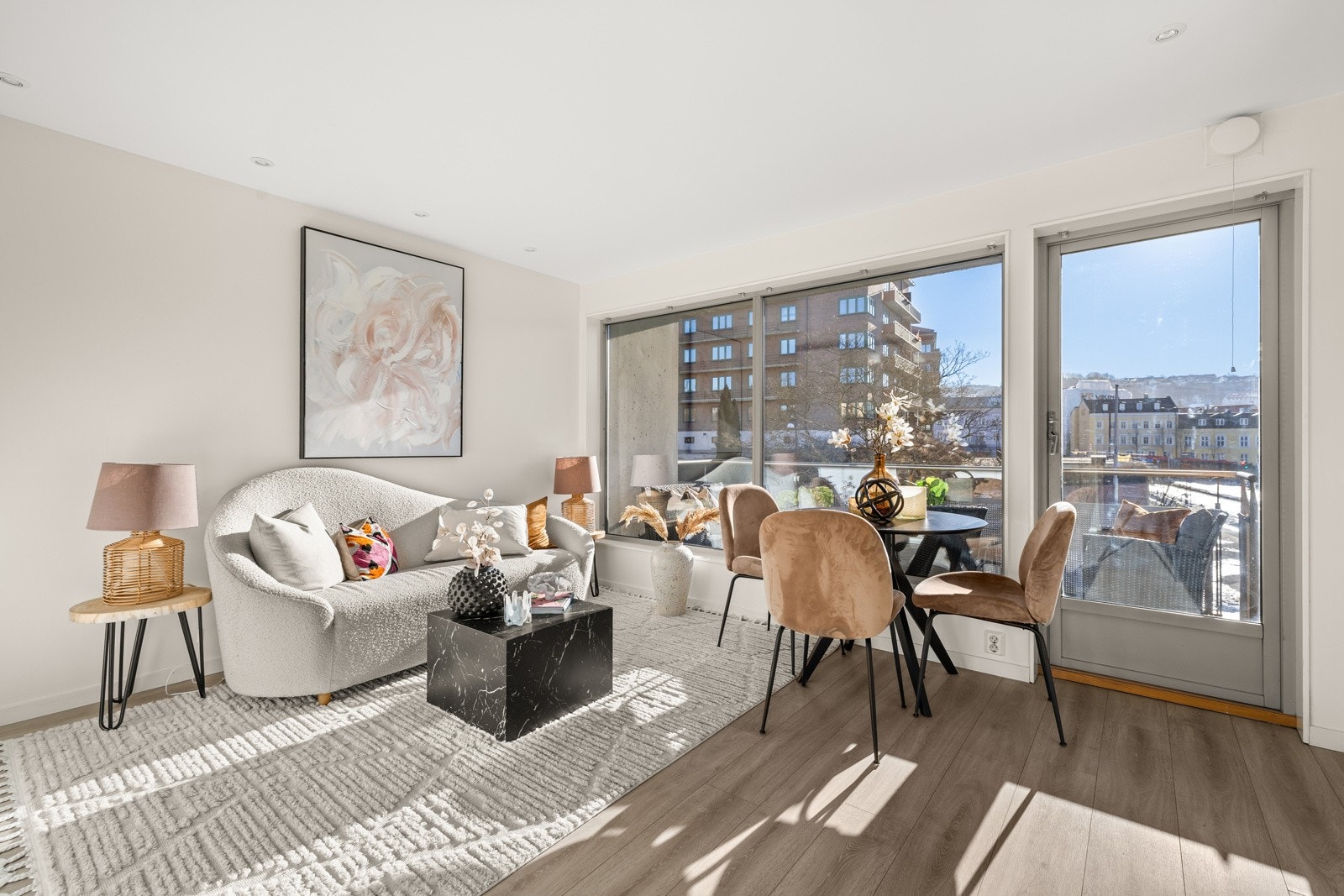 Leiligheten ble pusset opp og ombygget til en 3- roms leilighet i 2016 og boligens veggflater ble igjen malt i 2025 Galleribilde