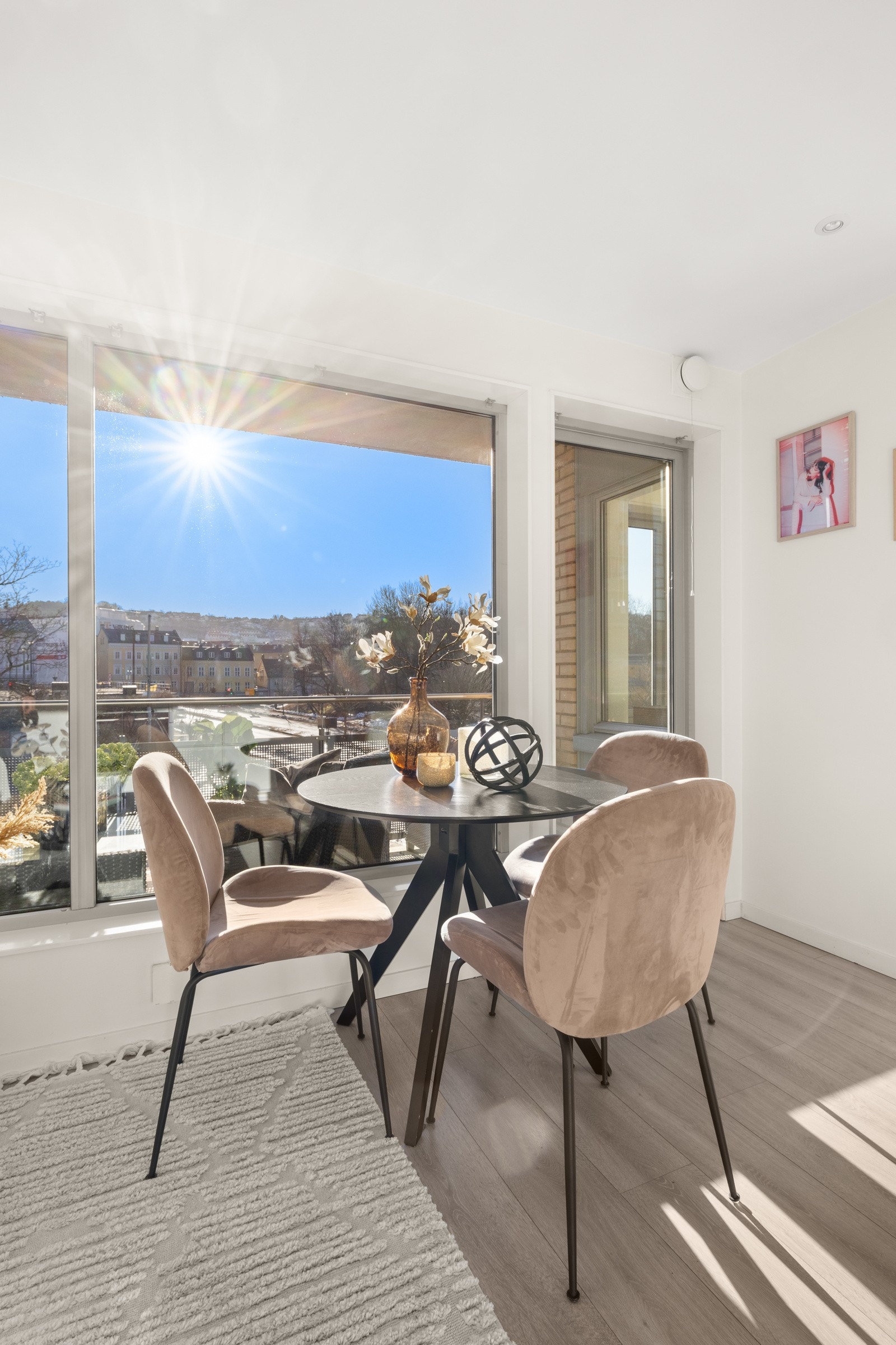 Takket være den åpne løsningen får man en god flyt mellom stue og kjøkken, perfekt for både sosiale sammenkomster og hverdagsliv. Galleribilde