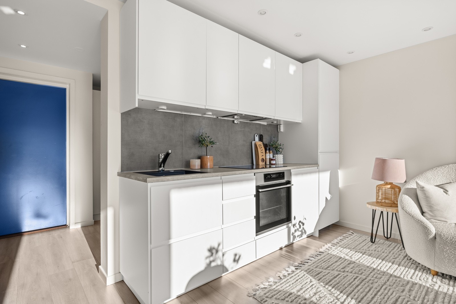 Kjøkkenet er utstyrt med ventilator med kullfilter og integrerte hvitevarer, som sikrer et sømløst uttrykk og effektiv utnyttelse av plassen. Galleribilde