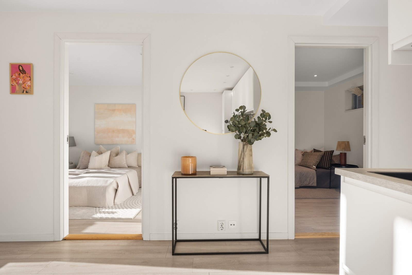 Den nøytrale fargepaletten og de stilrene materialvalgene gir rommet et moderne og tidløst uttrykk. Galleribilde