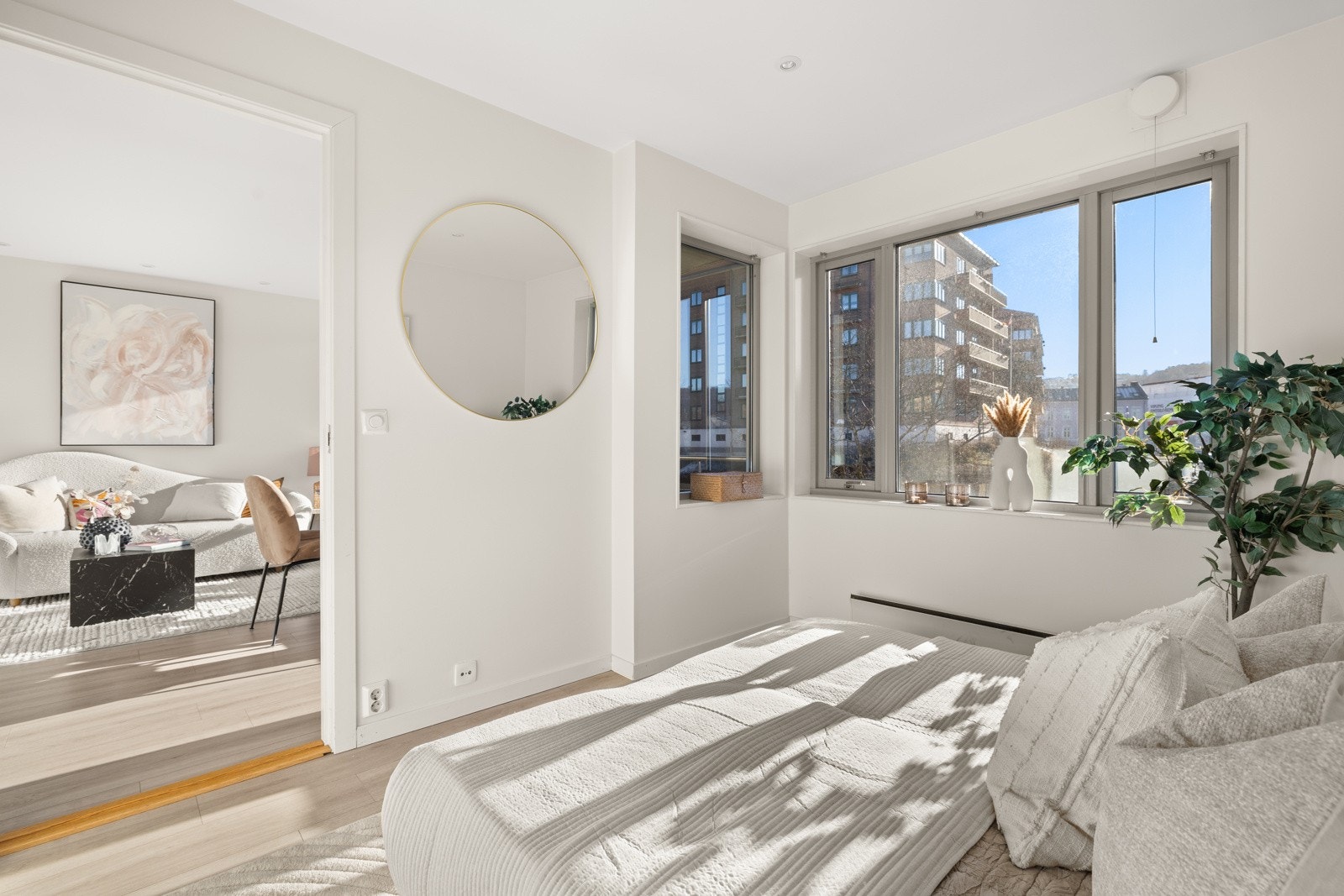 Lysmalte veggflater og stor vindusflate gir en lun og innbydende atmosfære Galleribilde