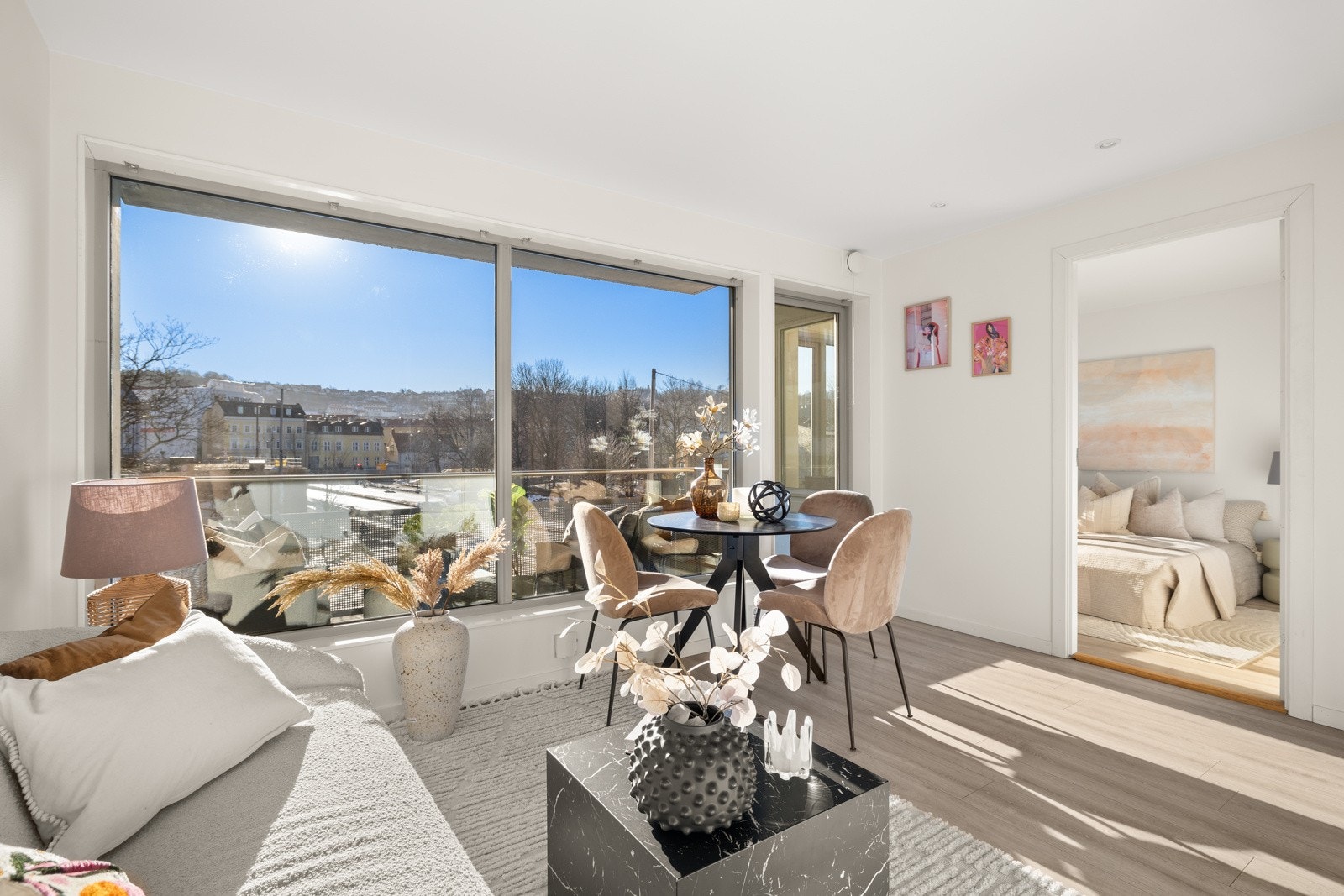 Stuen er av fin størrelse og innbydende, med plass til både sofagruppe og spisebord Galleribilde