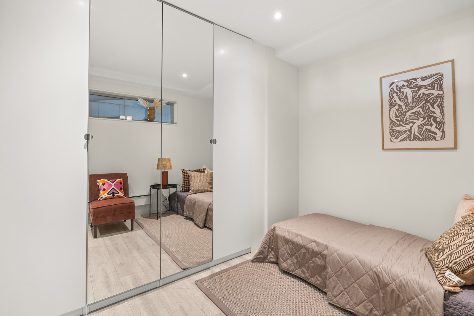 Rommet er utstyrt med praktisk skyvedørsgarderobe, med speildører Galleribilde