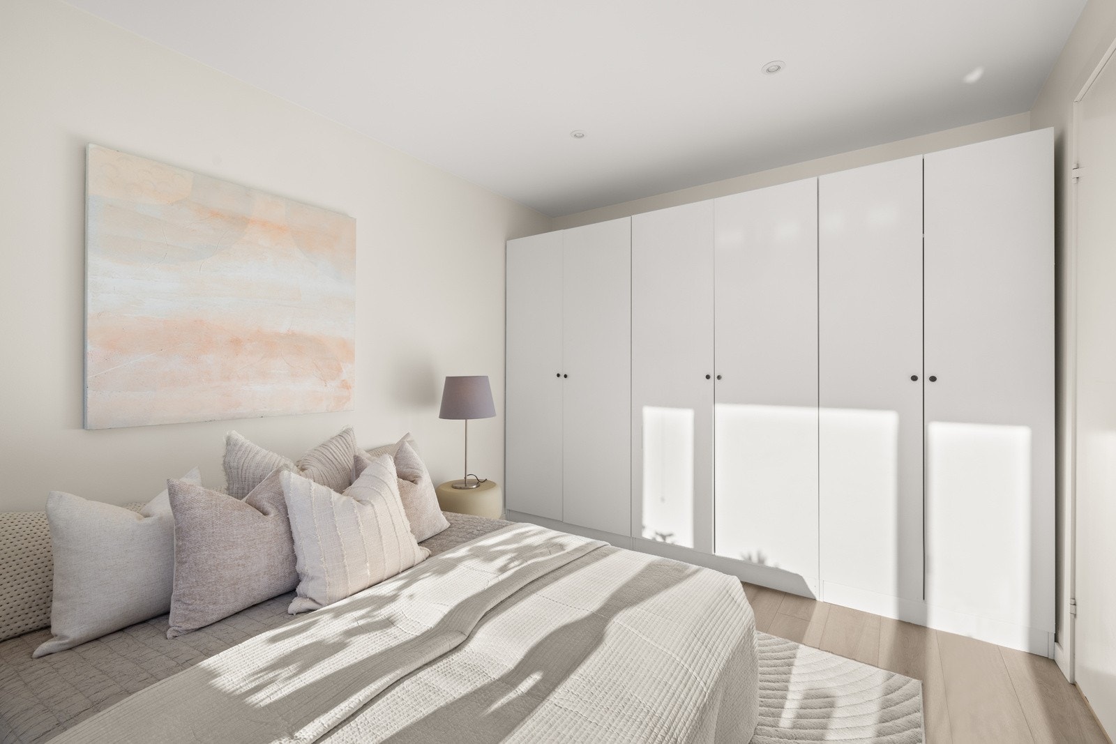 Hovedsoverommet er svært romslig, og er utstyrt med romslige garderober Galleribilde