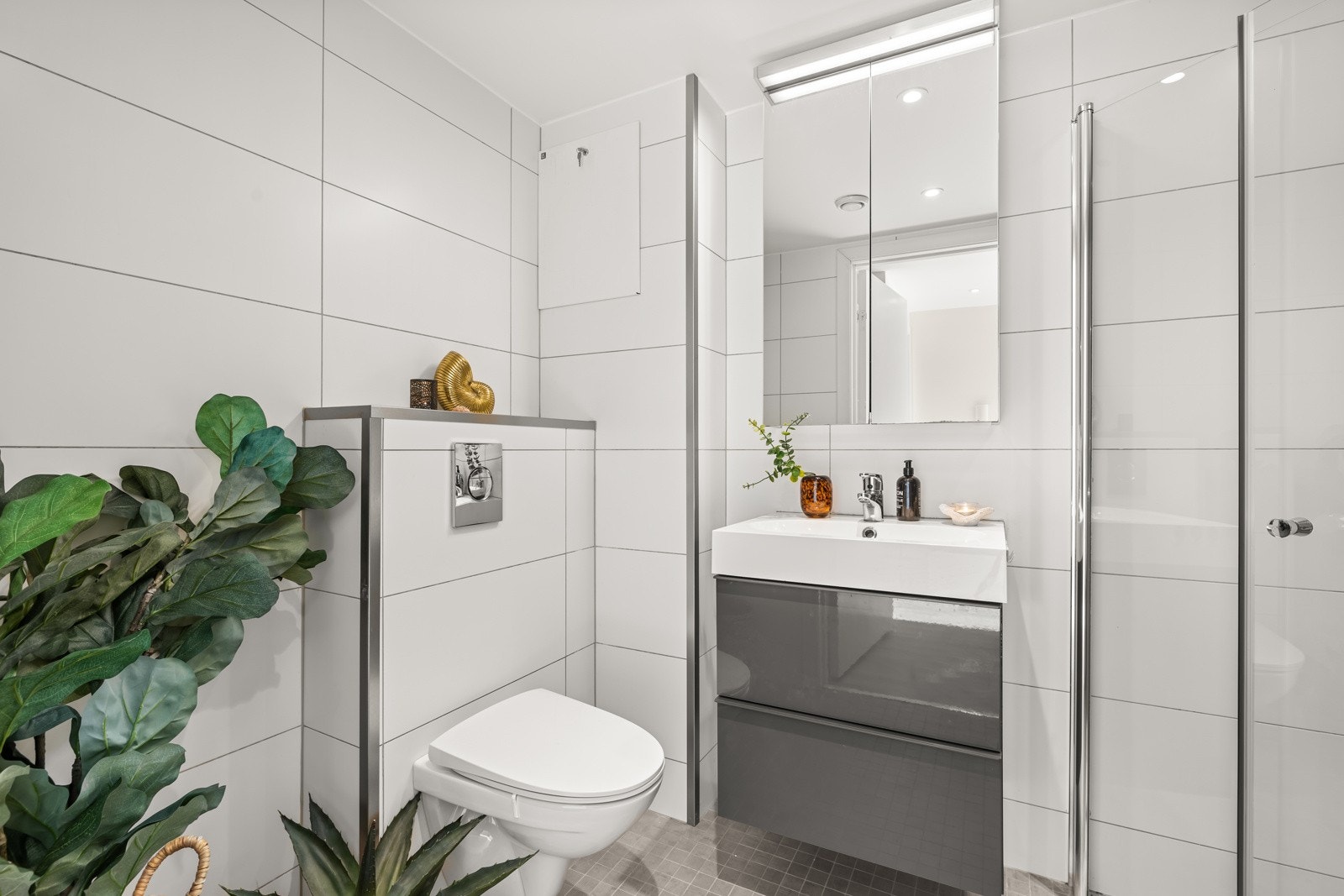 Leilighetens baderom fremstår som moderne og funksjonelt, med tidløse materialvalg og god romfølelse. Galleribilde