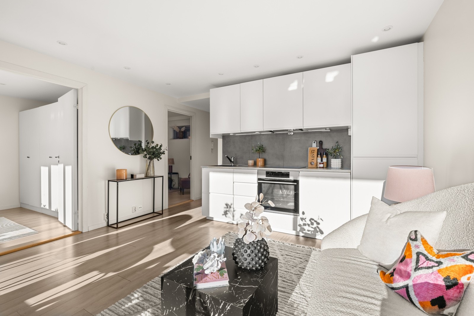 Den sorte, underlimte oppvaskkummen gir en stilfull kontrast, mens flisene over benkeskapene tilfører både estetikk og funksjonalitet. Galleribilde