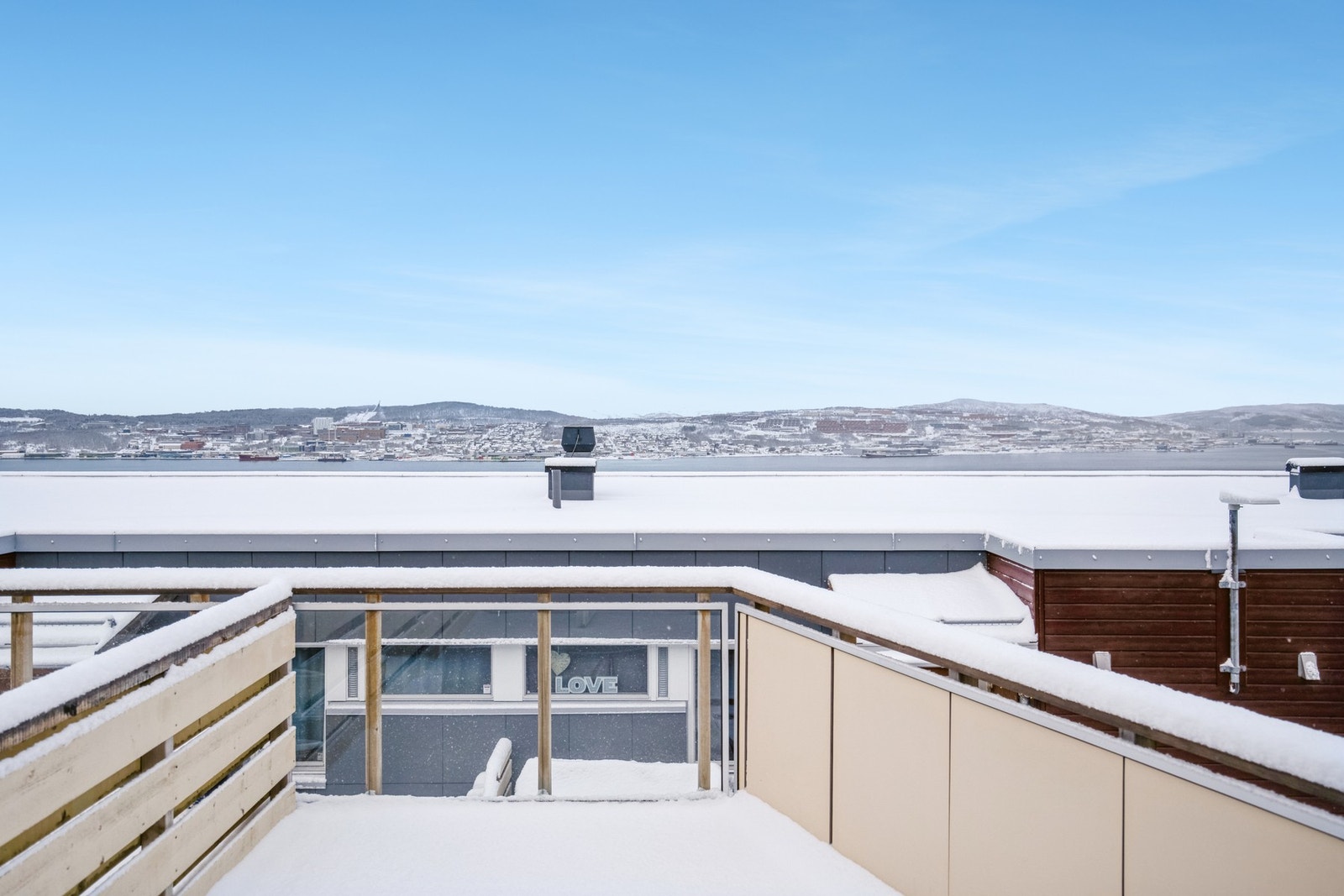Flott utsikt over Tromsøya, sundet og fjelltoppene på Kvaløya Galleribilde
