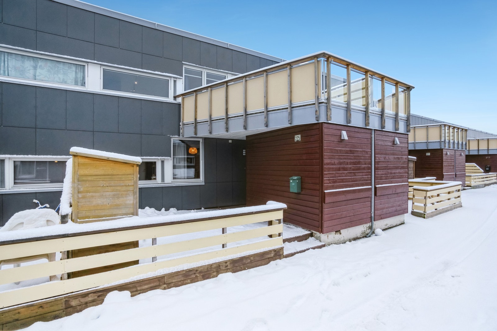 Stor markterrasse og sportsbod ved inngangsparti. egen inngang fra bakkeplan Galleribilde