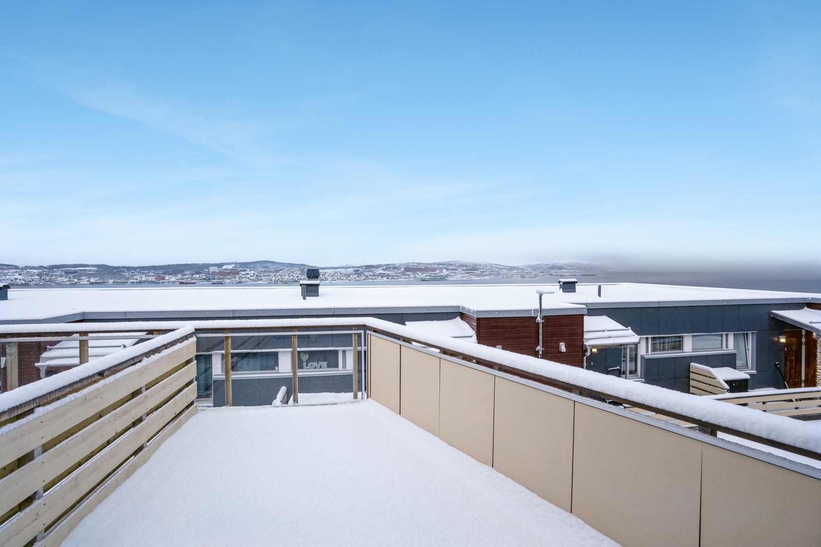 Stor terrasse med flott utsikt og gode solforhold Galleribilde