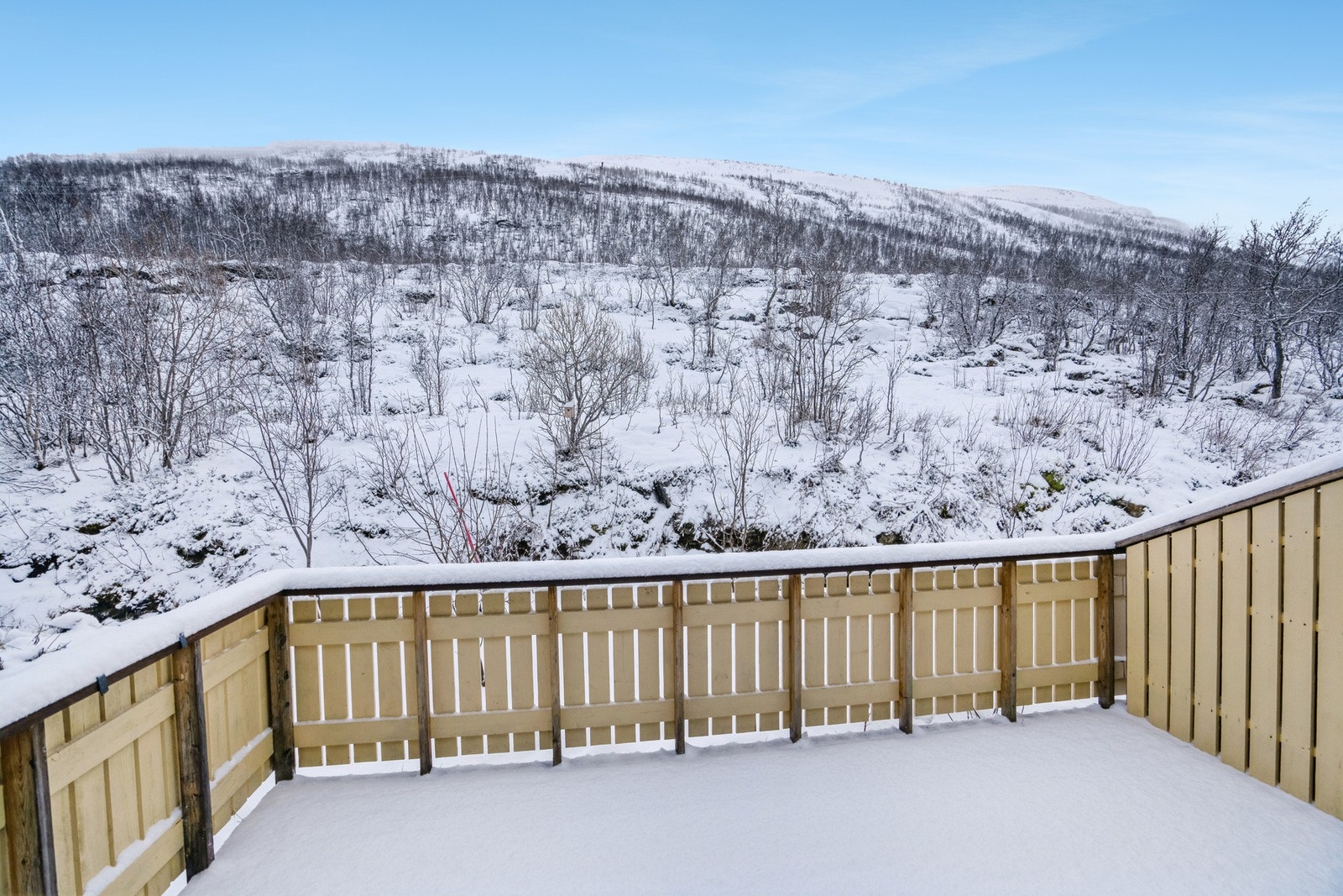 Terrasse med ugang fra kjøkken. Boligen har svart god beliggenhet på øversete rekke og grenser mot friareal Galleribilde