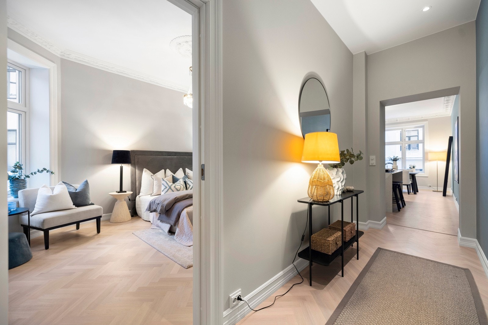 Mellomgang med adkomst til to av de tre soverommene i leiligheten og til hovedbadet. Galleribilde