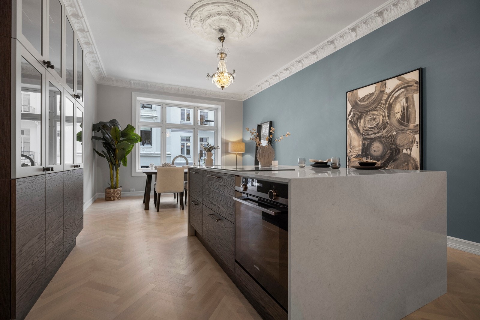 Lekkert, stilfullt kjøkken med flott Svane kjøkkeninnredning med kompositt benkeplate. Galleribilde