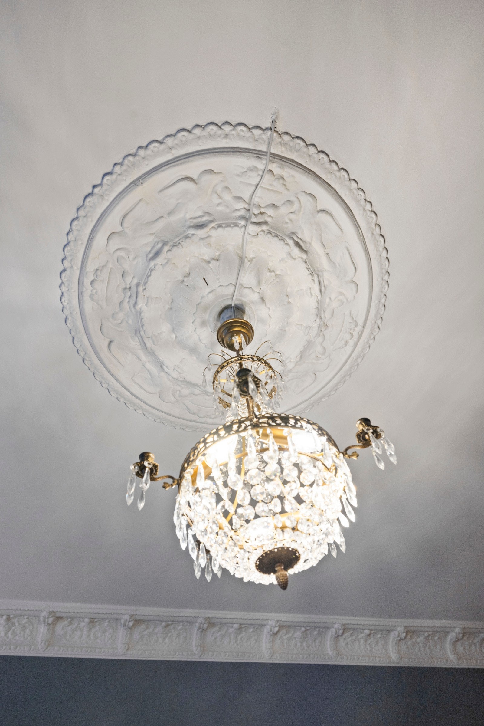 Flott stukkatur og rosett i flere av rommene. Galleribilde