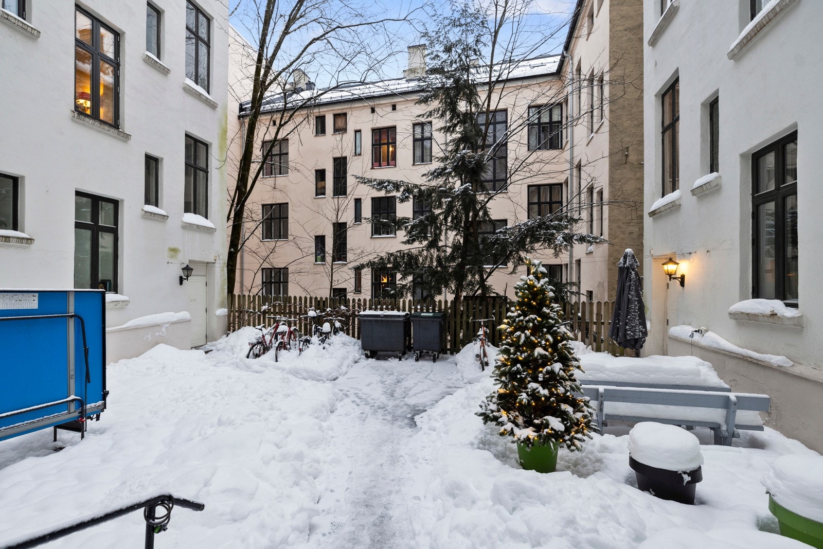 Hyggelig, felles bakgård Galleribilde
