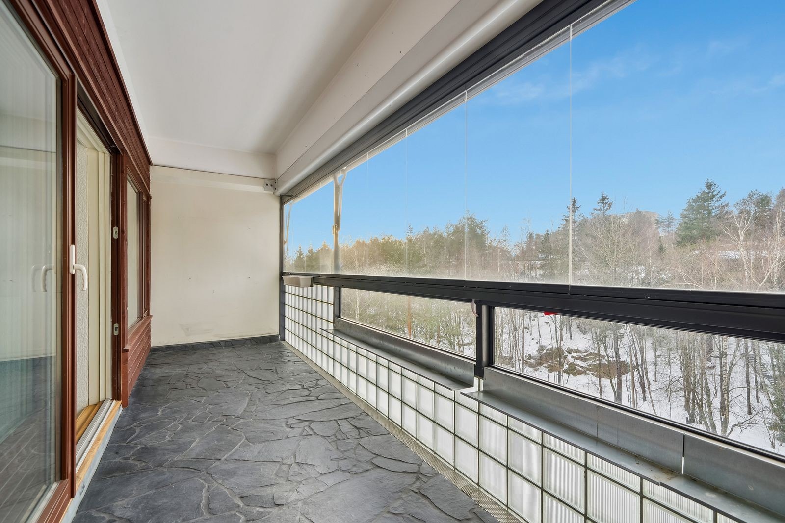 Romslig, innglasset balkong. Galleribilde