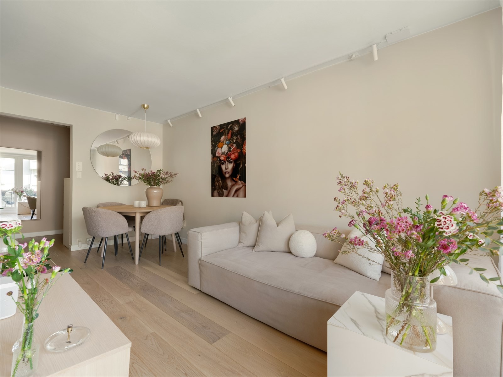 Leiligheten her malt i en lun og behagelig farge som skaper en god atmosfære i leiligheten. Galleribilde