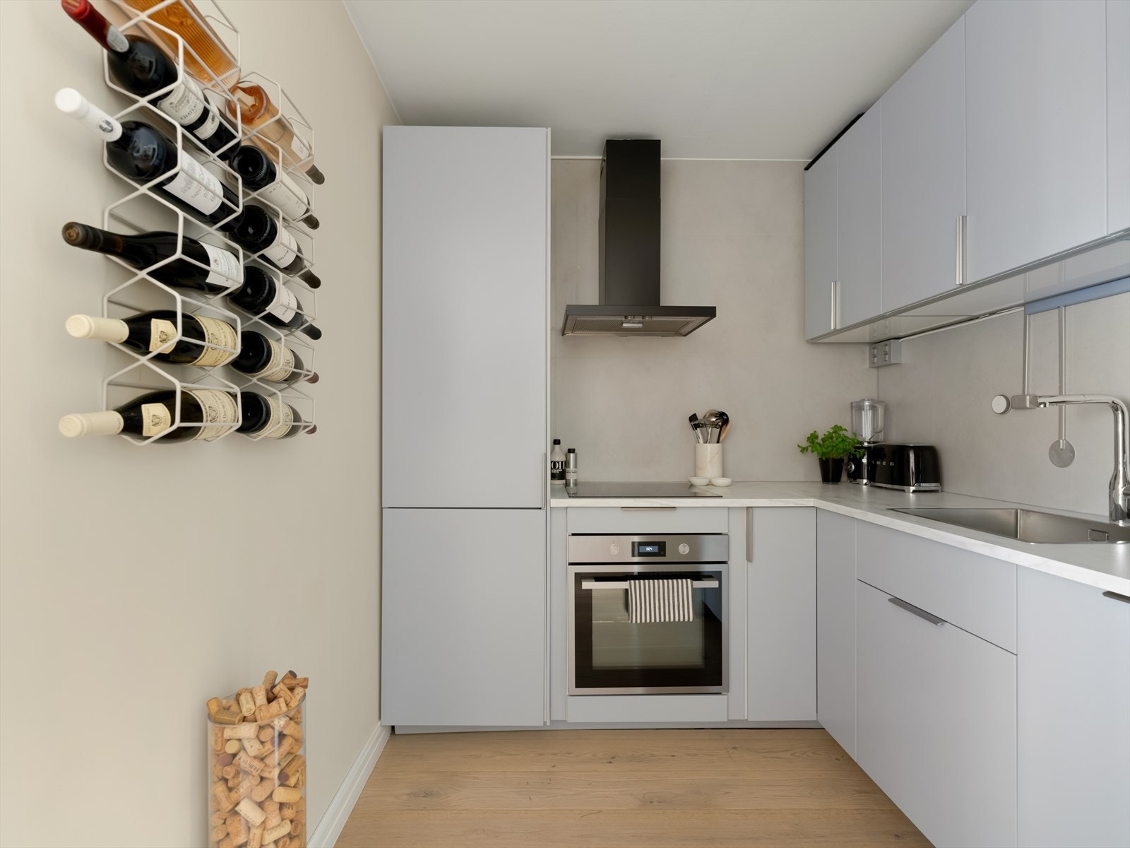 Det er integrerte hvitevarer som koketopp, stekeovn, oppvaskmaskin og kjøl/fryseskap. Galleribilde