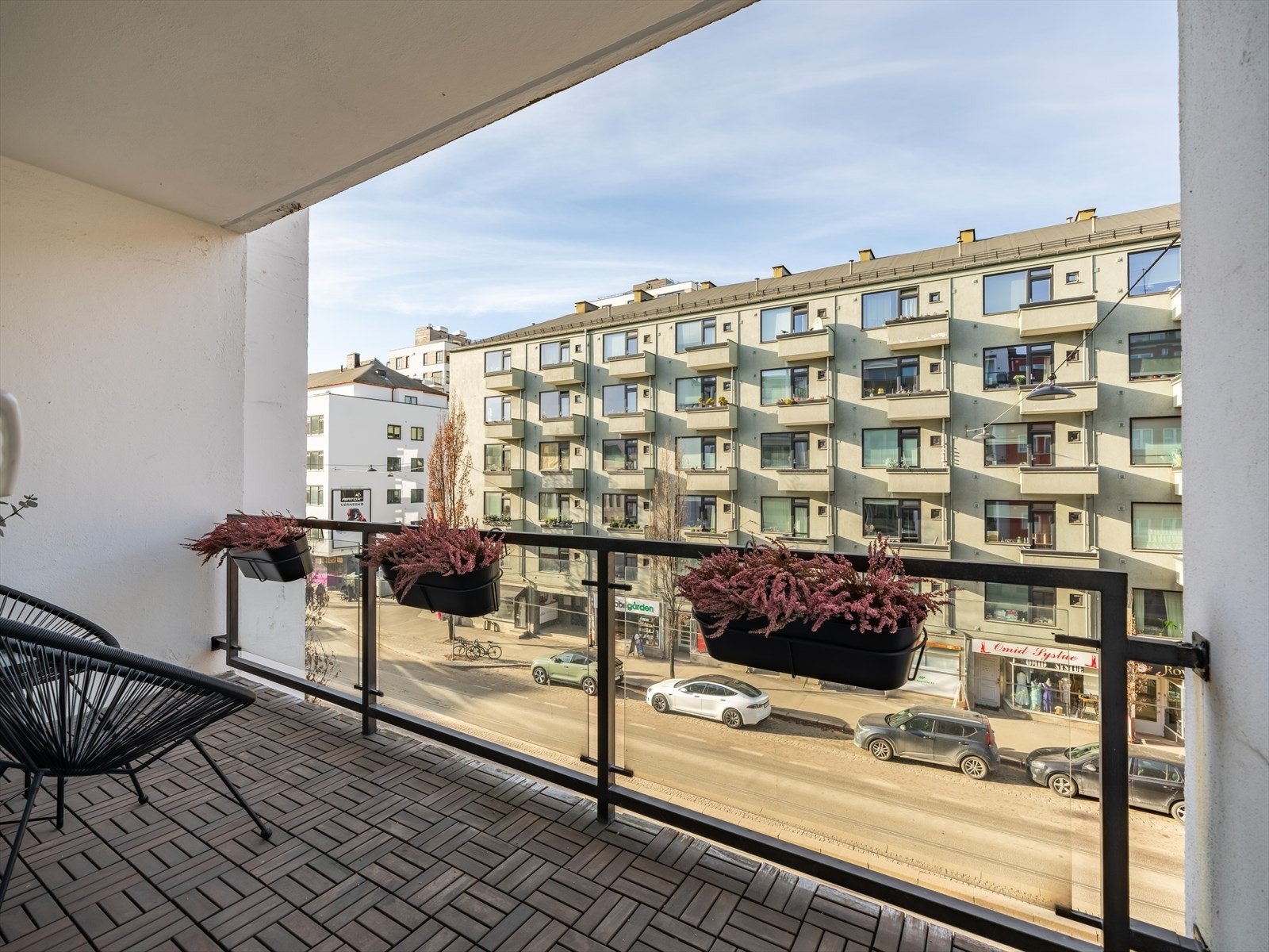 Fra soverommet har du utgang til leilighetens romslige og overbygde balkong. Galleribilde