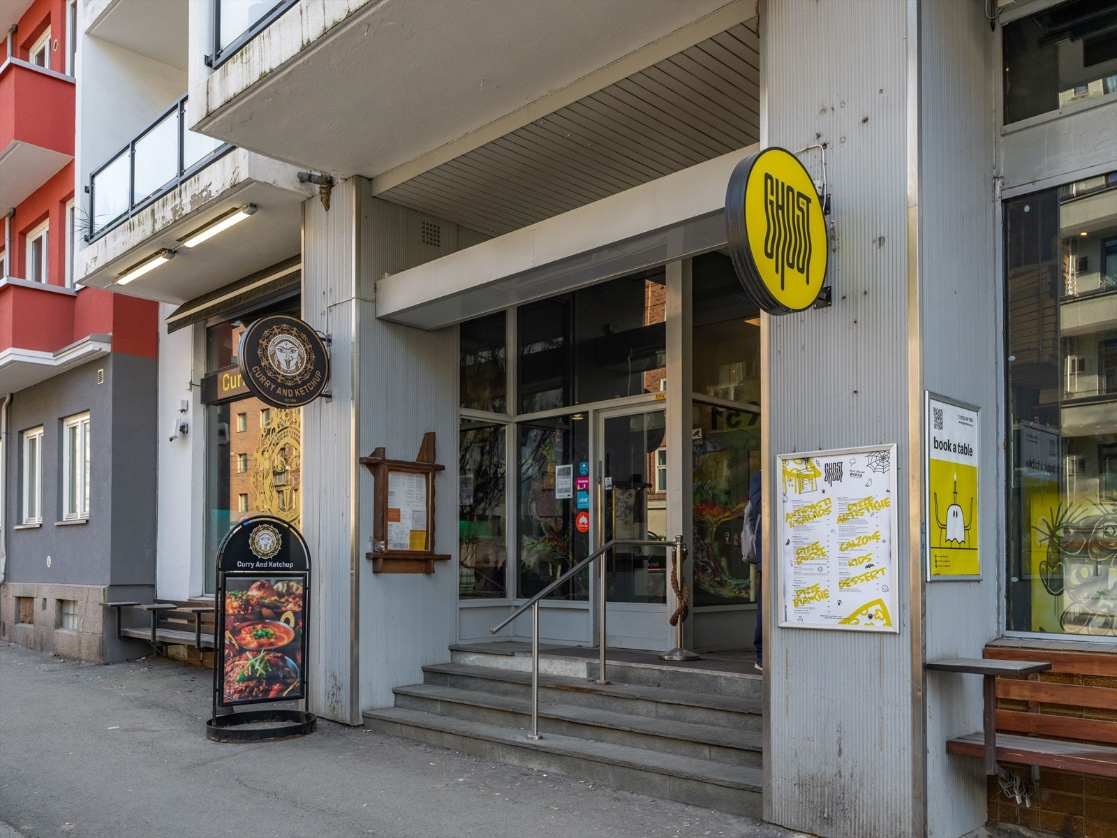 I byggets første etasje finner du Ghost, en autentisk italiensk restaurant.
Det serveres hovedsakelig pizza men de tilbyr også forretter som salat, diverse fingerretter og dessert. Galleribilde