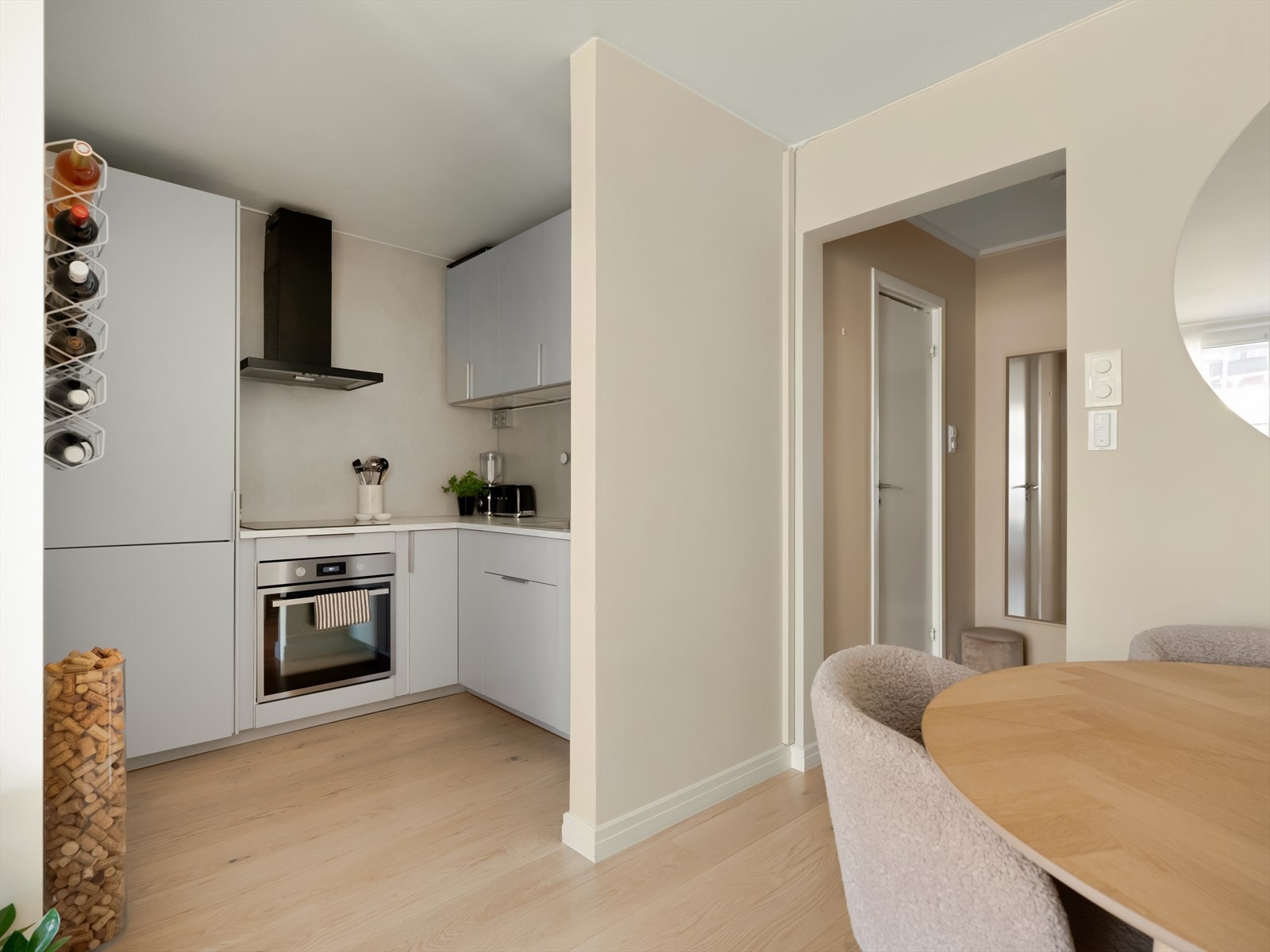 Kjøkkenet ligger i en delvis åpen løsning med stuen. Galleribilde