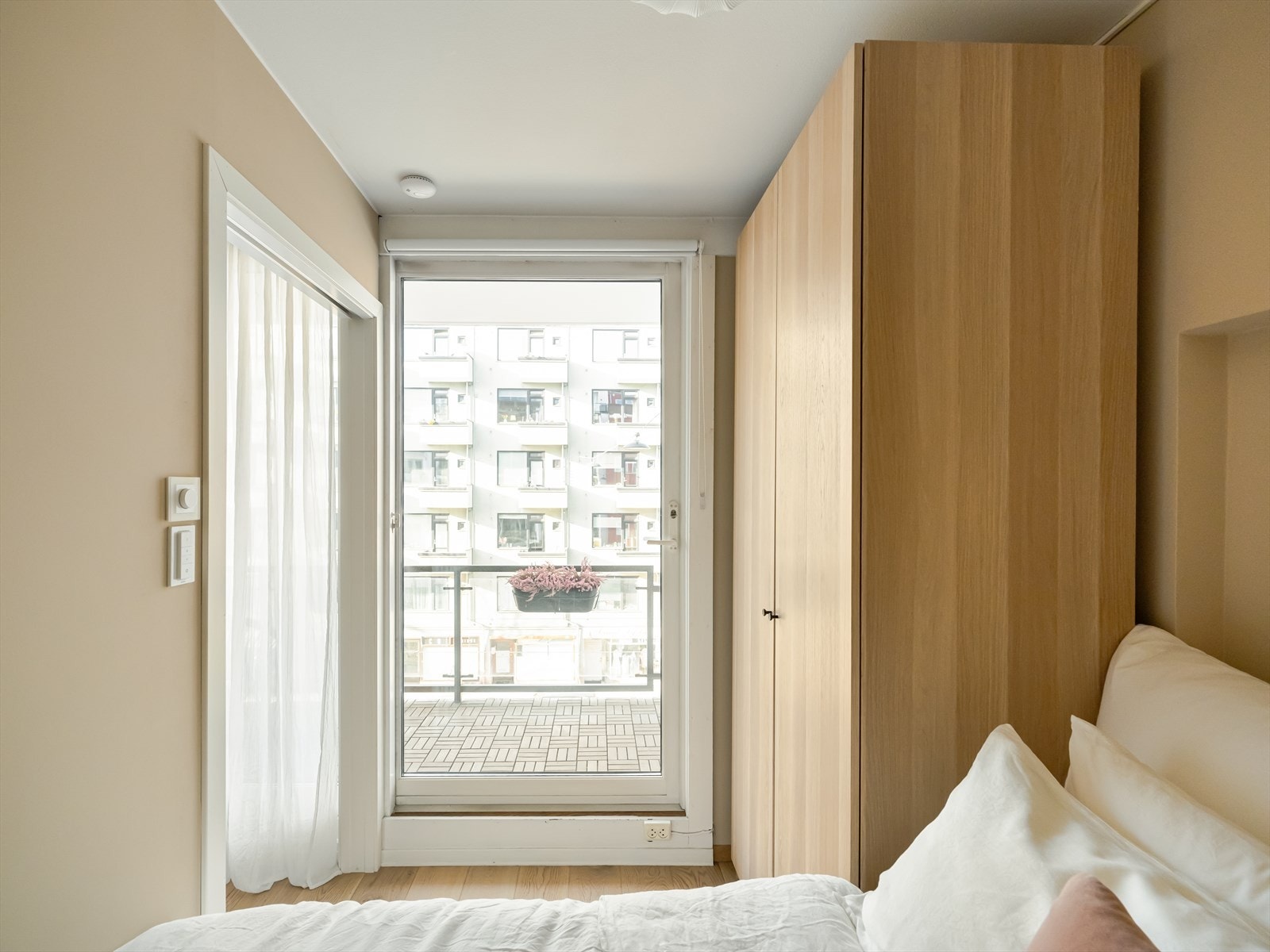 Soverommet nyter godt av et flott lysinnslipp gjennom balkongdøren. Galleribilde