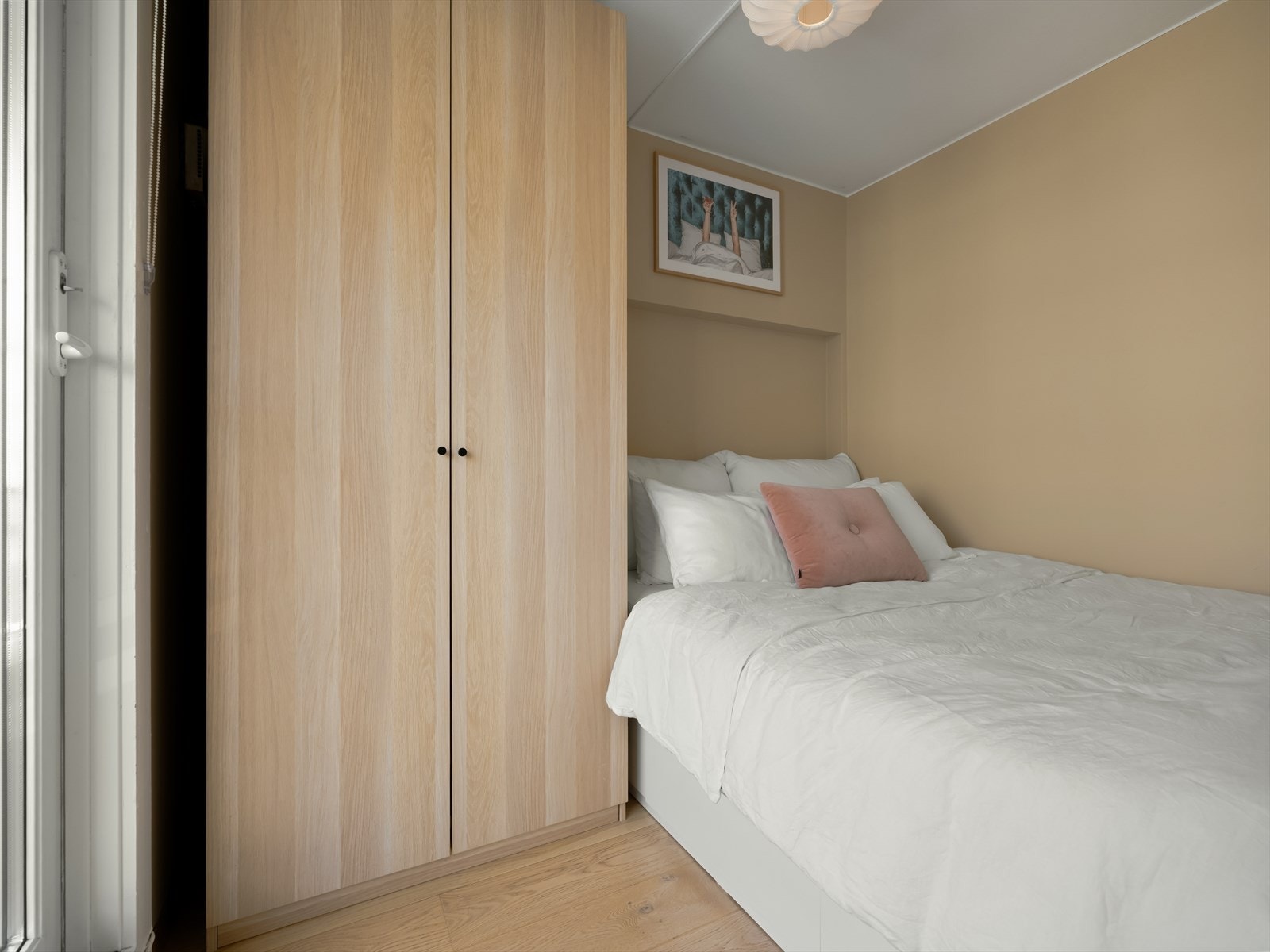 Soverommet er av god størrelse med plass til en dobbeltseng. Plass til garderobeskap. Galleribilde