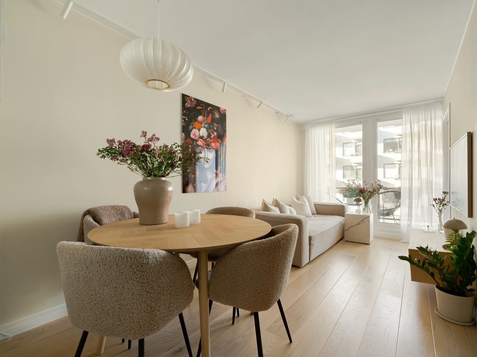 I stuen er det god plass sofagruppe, TV-møblement og spisebord. Galleribilde