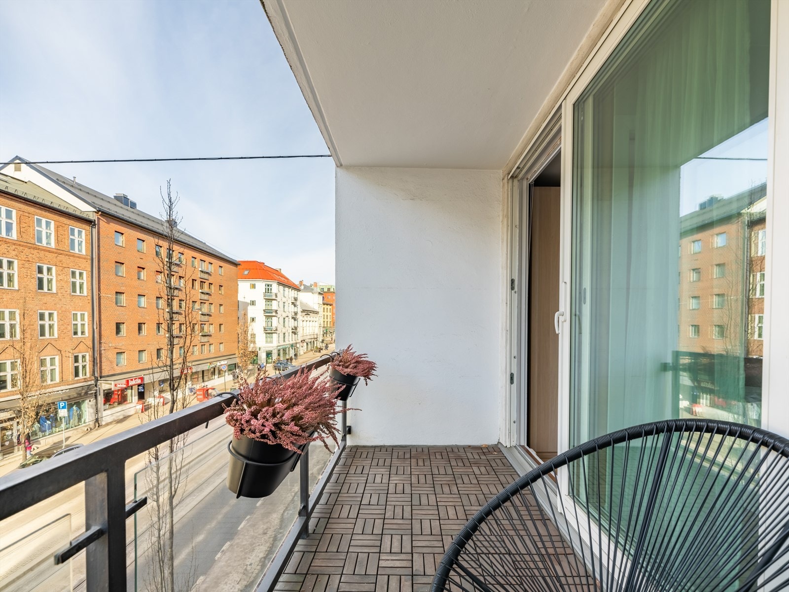 Overbygd balkong på 5 kvm med ettermiddag- og kveldssol. Galleribilde