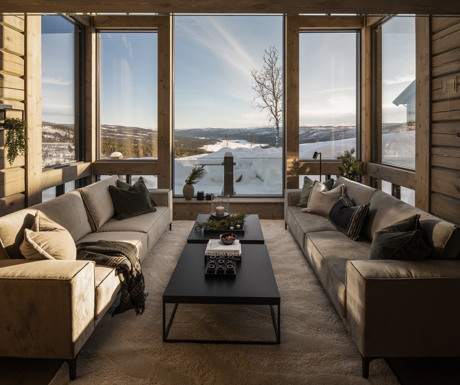 Selve hjerte i hytten - stue med god takhøyde og store vindusflater som gir deg panoramautsikt. Bilde fra lignende hytte, avvik vil forekomme Galleribilde