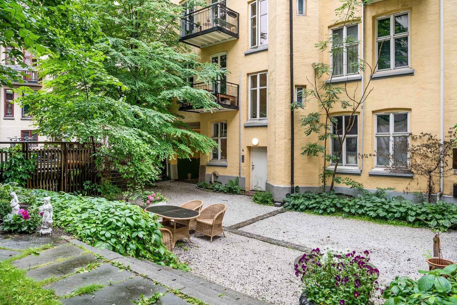 Sitat selger: "Naboene er vennlige, hjelpsomme og sosiale. Både barnefamilier, single og par." Galleribilde