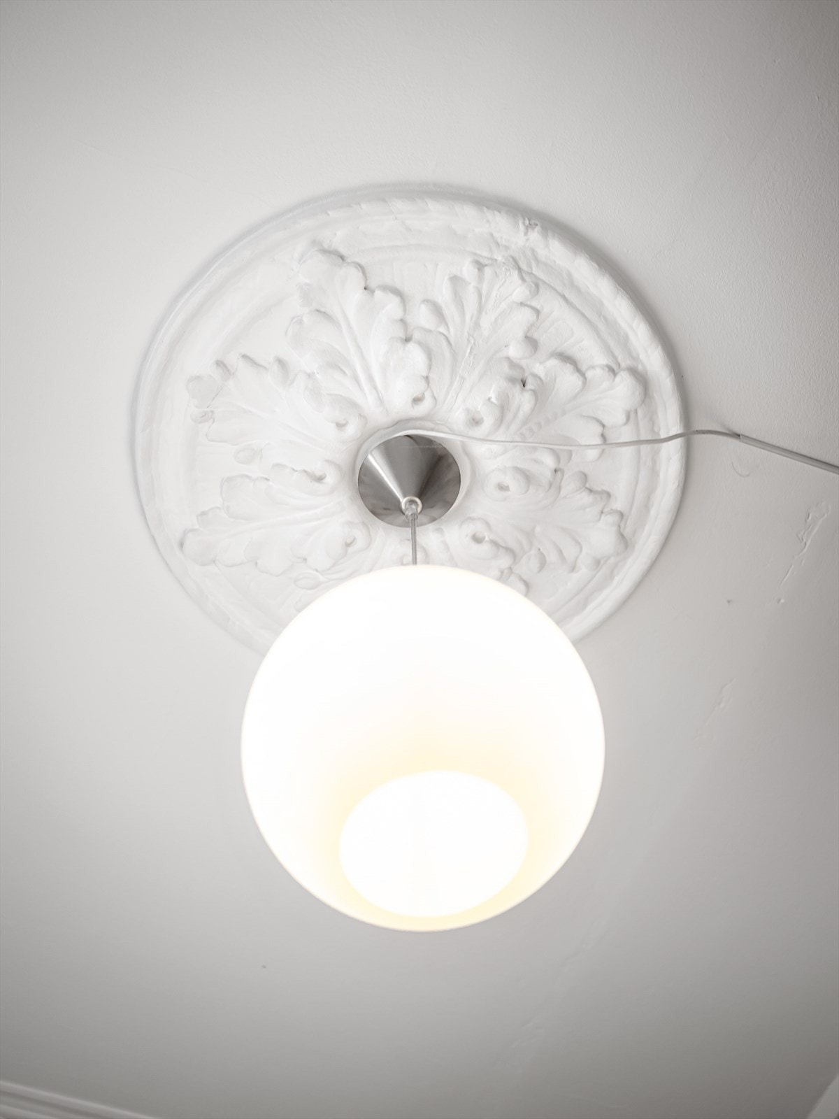 En vakker original rosett og stukkatur er bevart i taket. Galleribilde