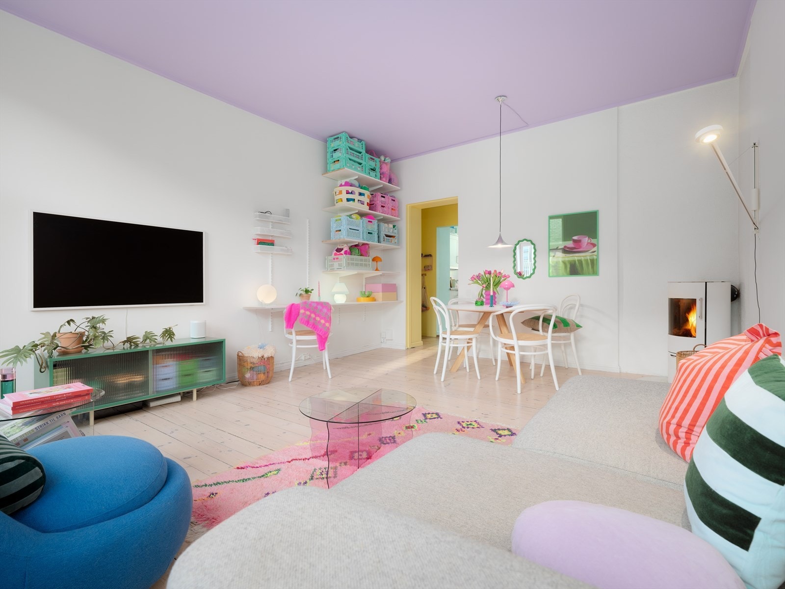 Dette er en bolig innredet med kjærlighet, og med en stil som vitner om stor interesse for interiør og design. Galleribilde