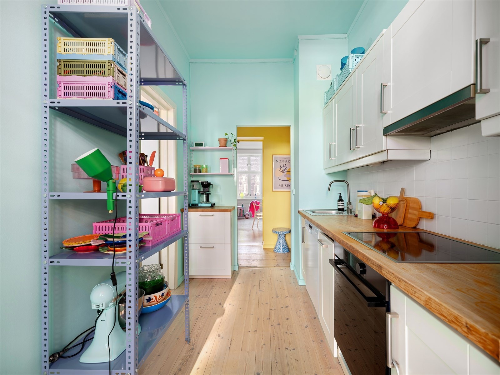 På motsatt vegg er det god plass til en hylleseksjon for ekstra oppbevaring. Alternativt kan man sette inn et spisebord her. Galleribilde