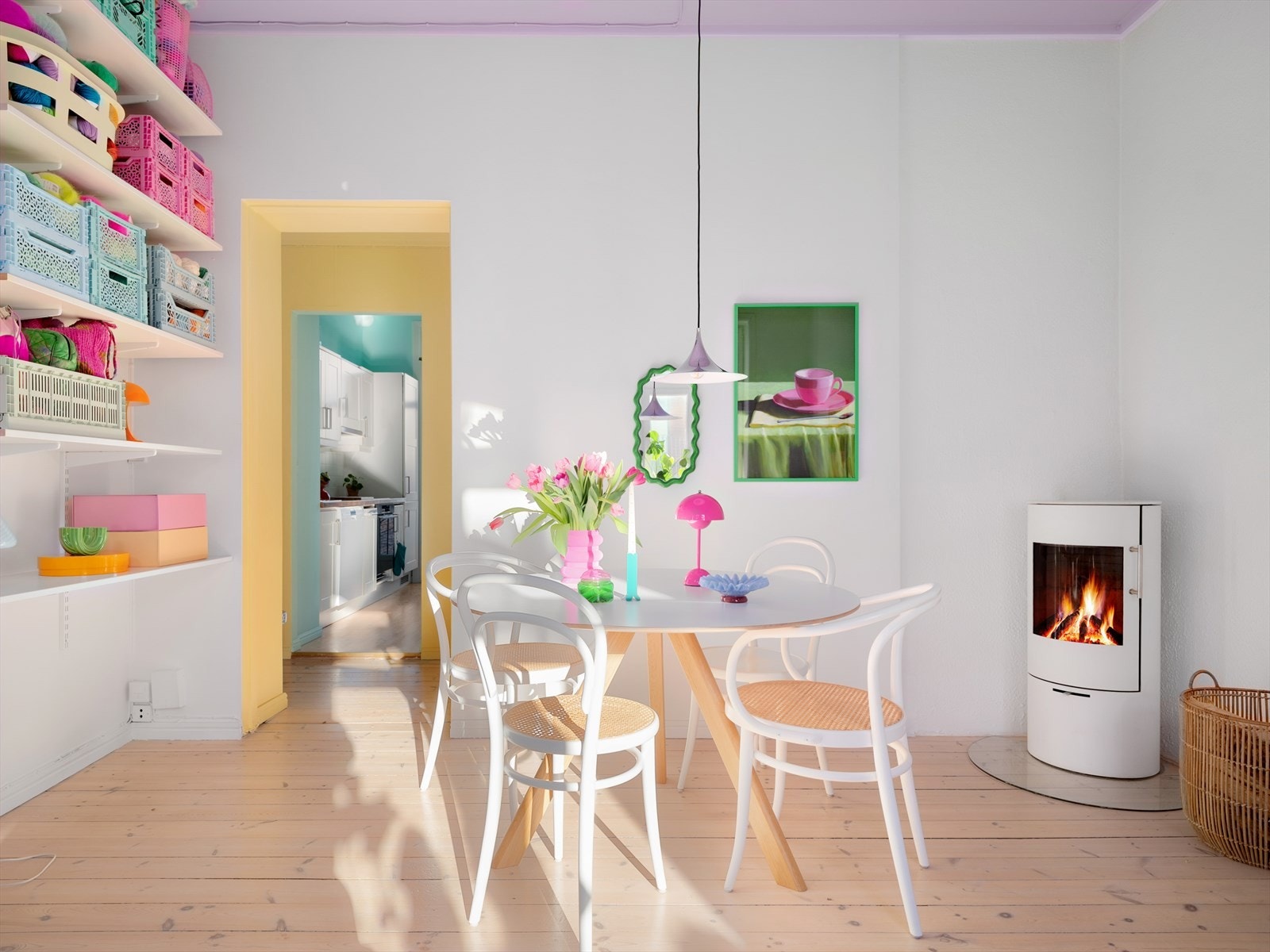 Kjøkkenet ligger i motsatt ende av stuen, men allikevel lett tilgjengelig. Galleribilde