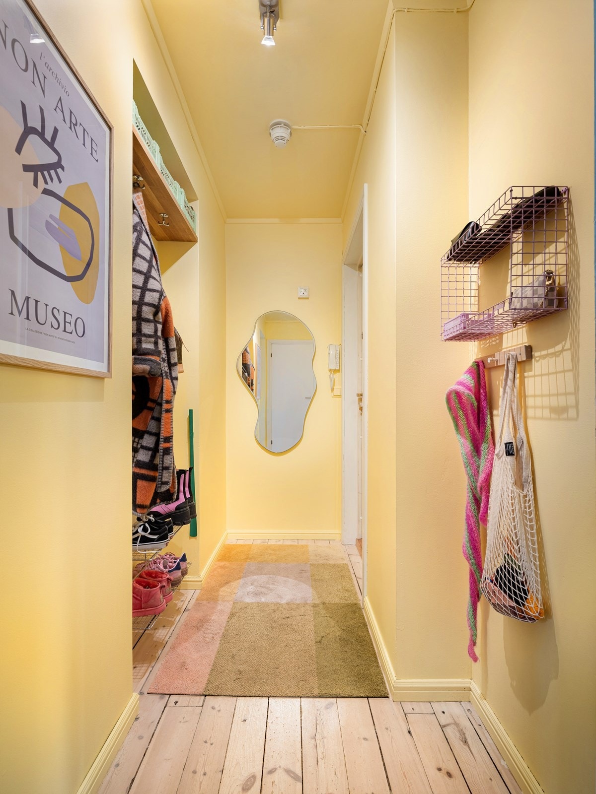 Her snakker vi glad velkomst! Her er både vegger og tak malt i en frisk gulfarge. Galleribilde