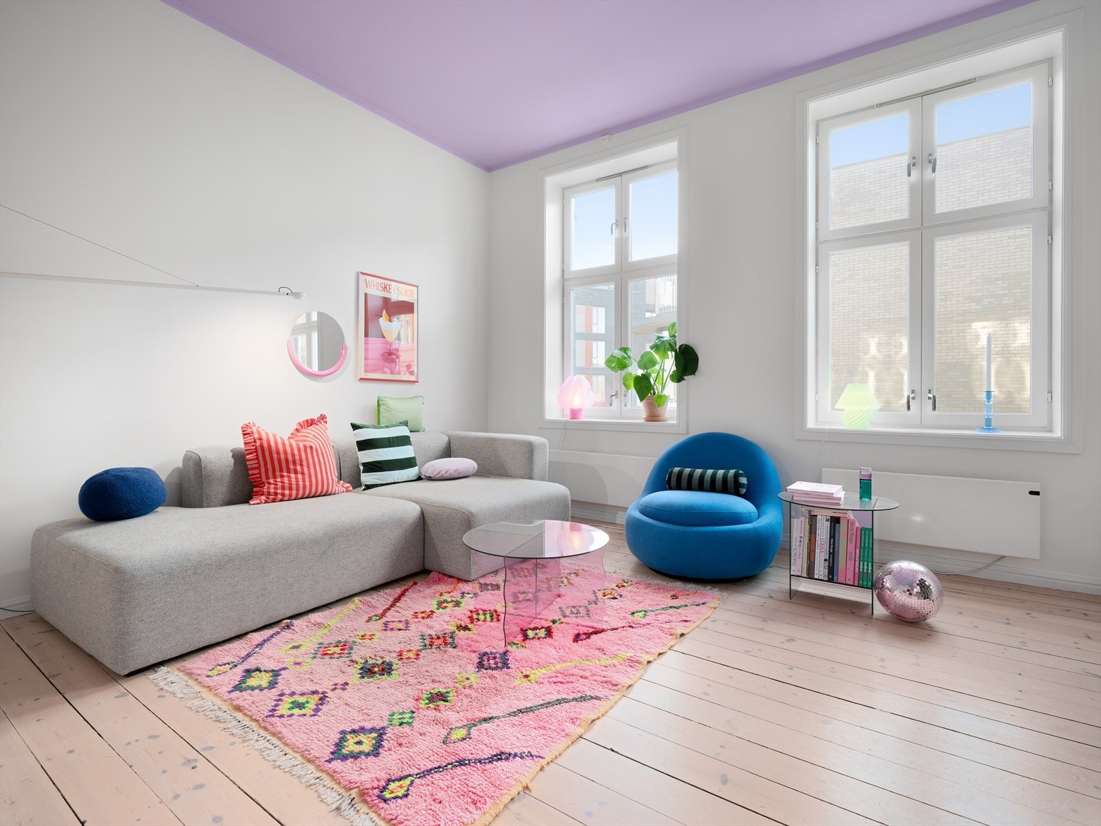 På dagtid "bader" det flotte stuerommet i sol. Galleribilde