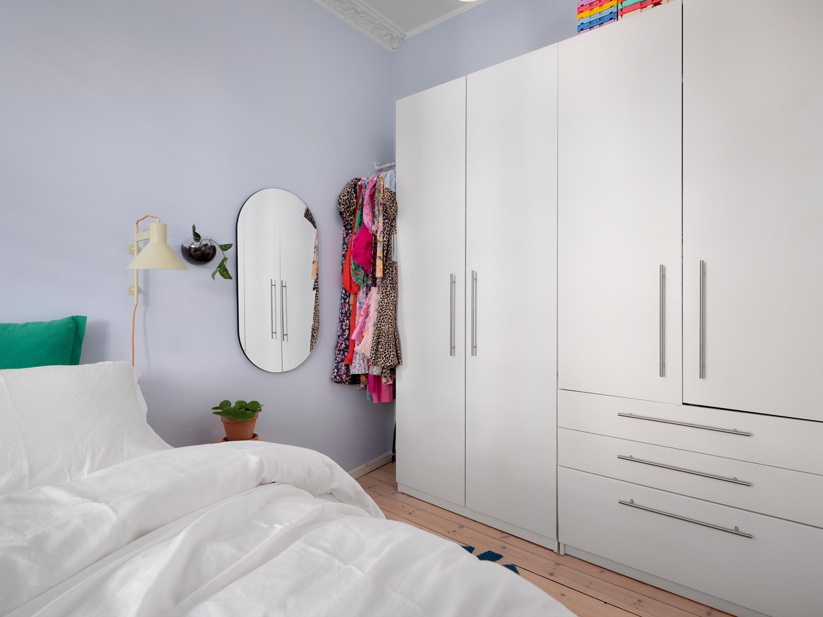 Det er rikelig med oppbevaringsplass i flere garderobeskap langs den ene veggen. Galleribilde