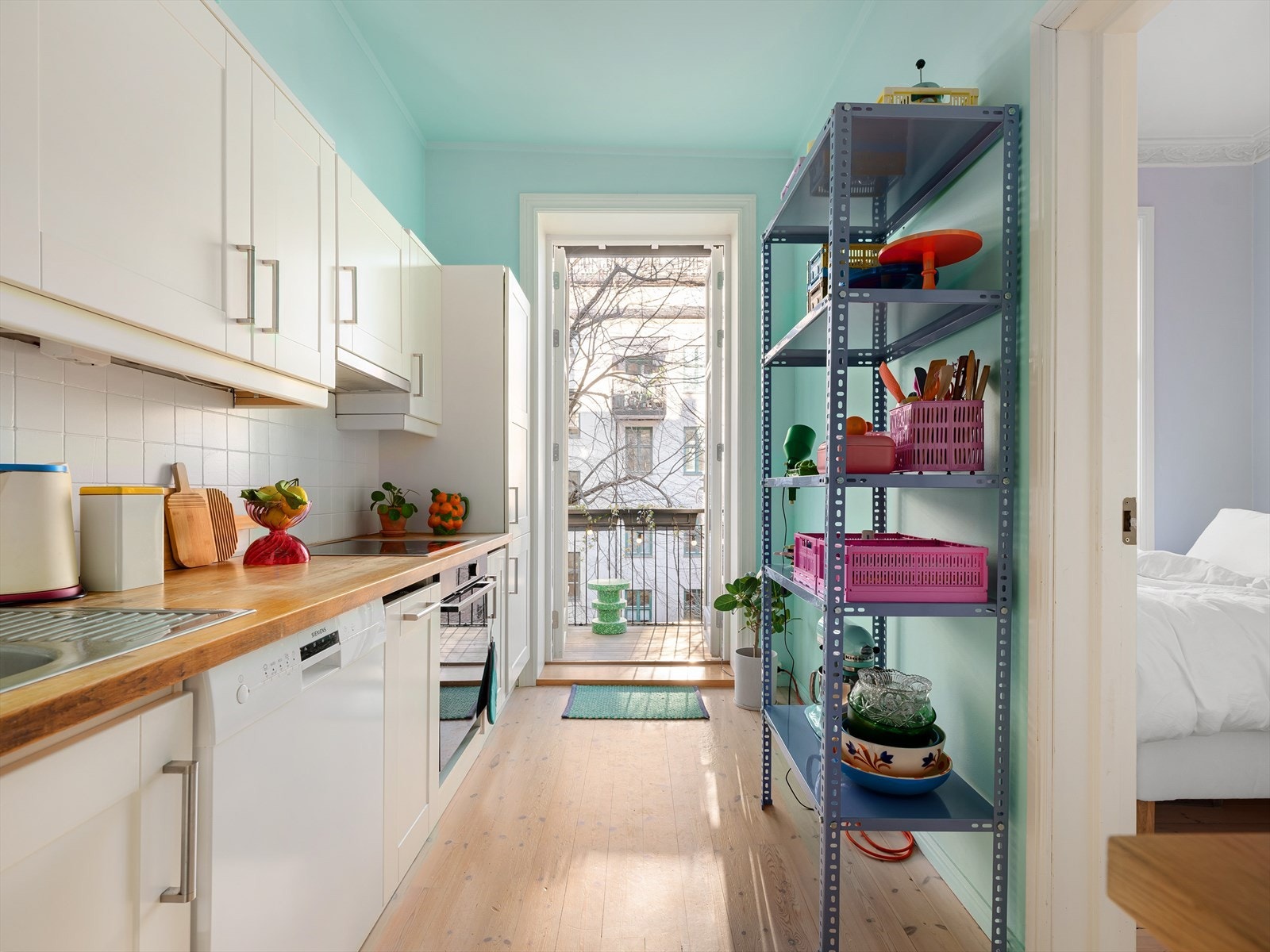 Kjøkkeninnredningen fra IKEA er både innholdsrik og veldisponert. Galleribilde