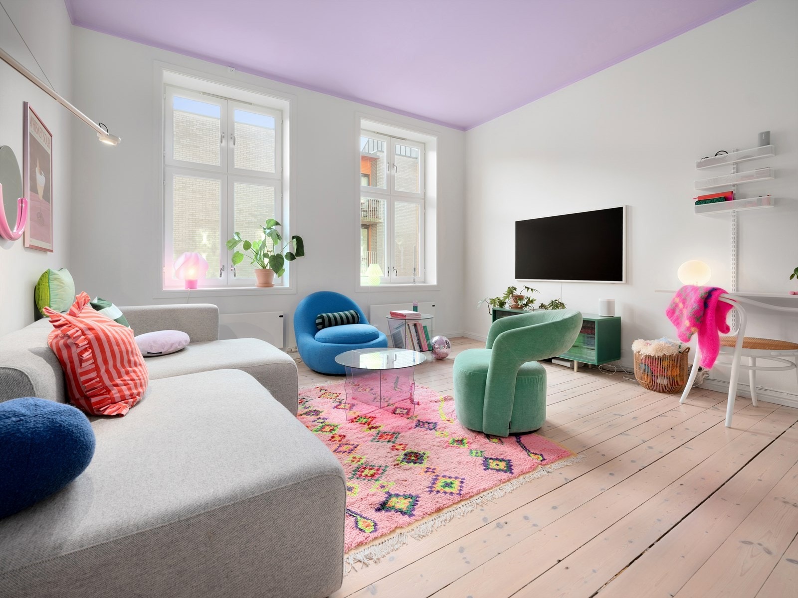 Stuerommet har en hvit basefarge på veggene. Den vakre lillafargen i taket gir deg deilig sommerfølelse innendørs. De fine originale tregulvene tilfører en perfekt dose lunhet. Galleribilde