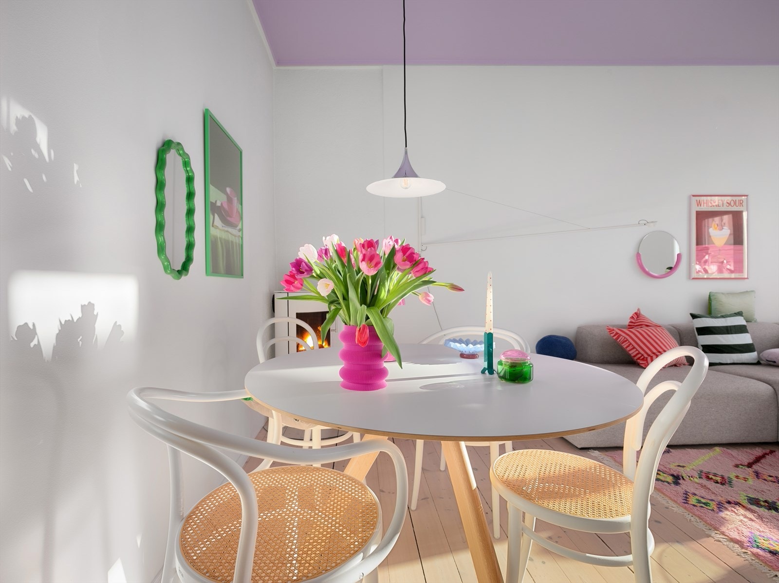 Velger du et rundt spisebord skaper dette en inkluderende atmosfære rundt bordet fordi ingen havner langt unna i den ene enden. Galleribilde