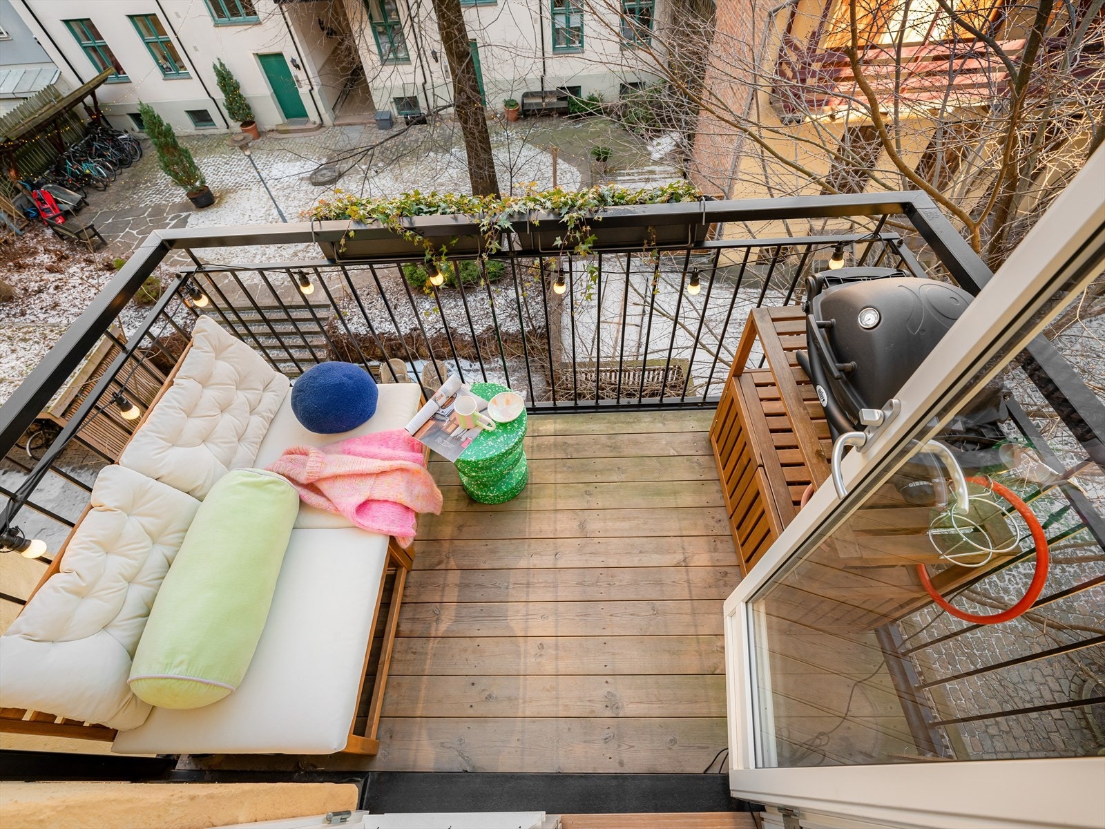 Balkongen er romslig med flere møbleringsmuligheter og plass til en grill. Galleribilde