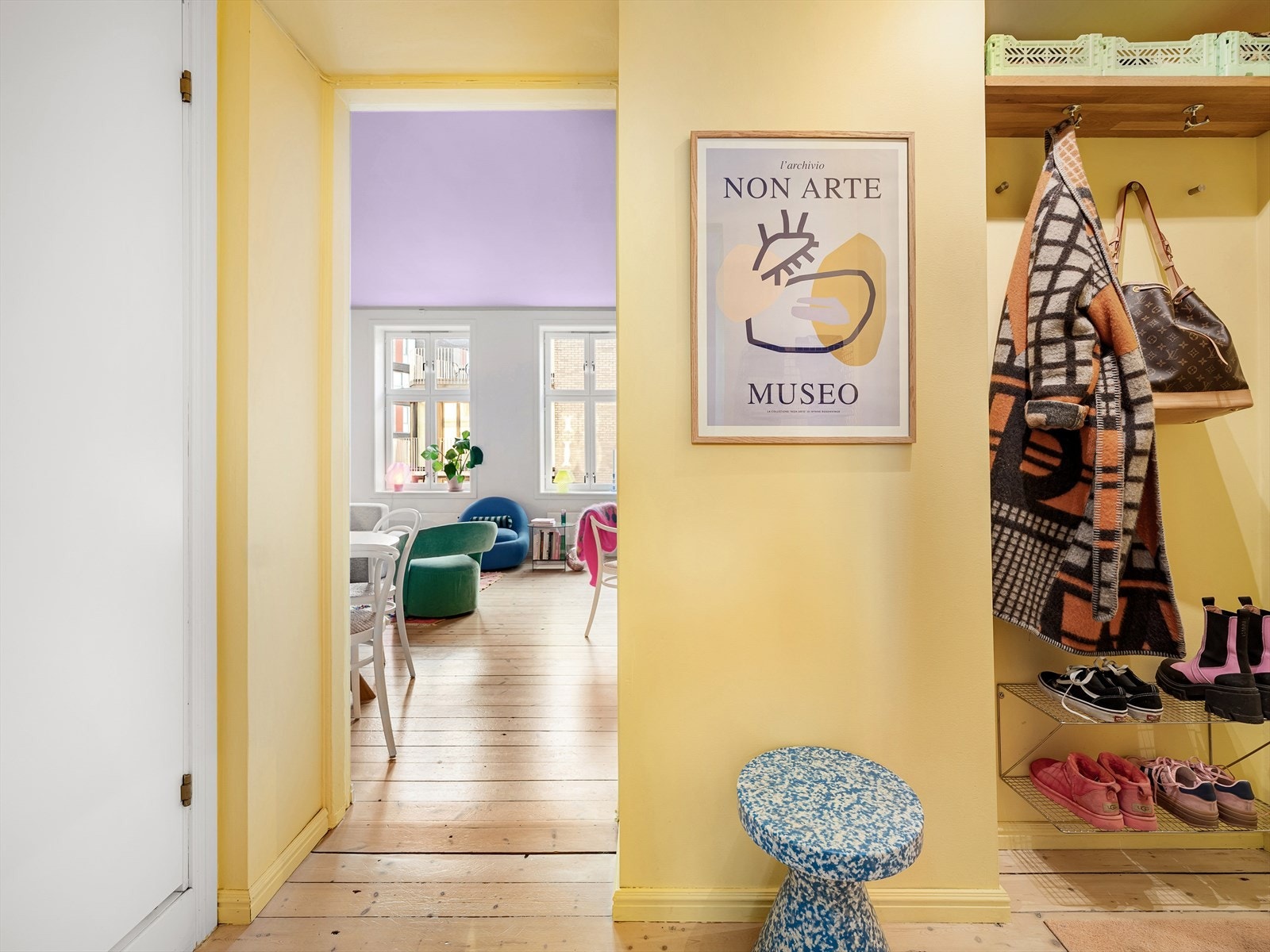 I veggnisjen kan man henge ytterjakker og plassere sko. Galleribilde