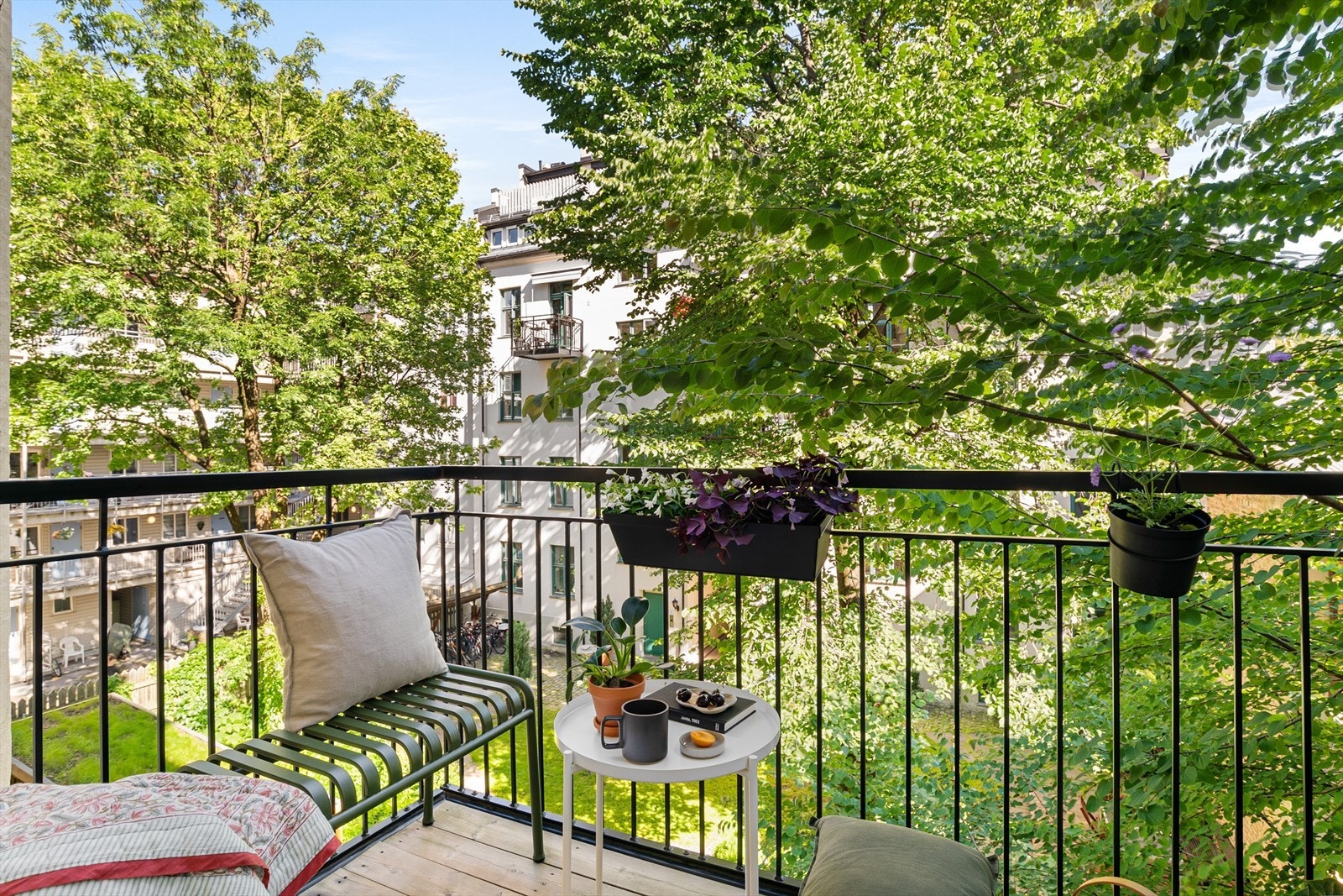 Nyt en hyggelig frokost her mens du ser bakgården våkne til liv. Galleribilde