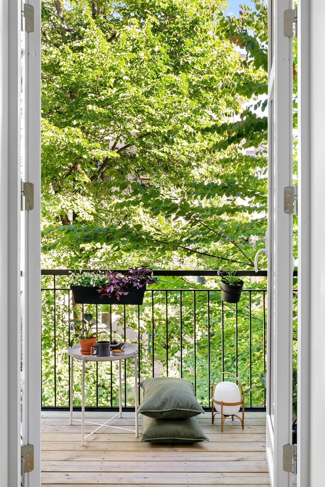 På sommerstid gleder man seg til å slå opp begge balkongdørene og invitere sommeren inn! Galleribilde