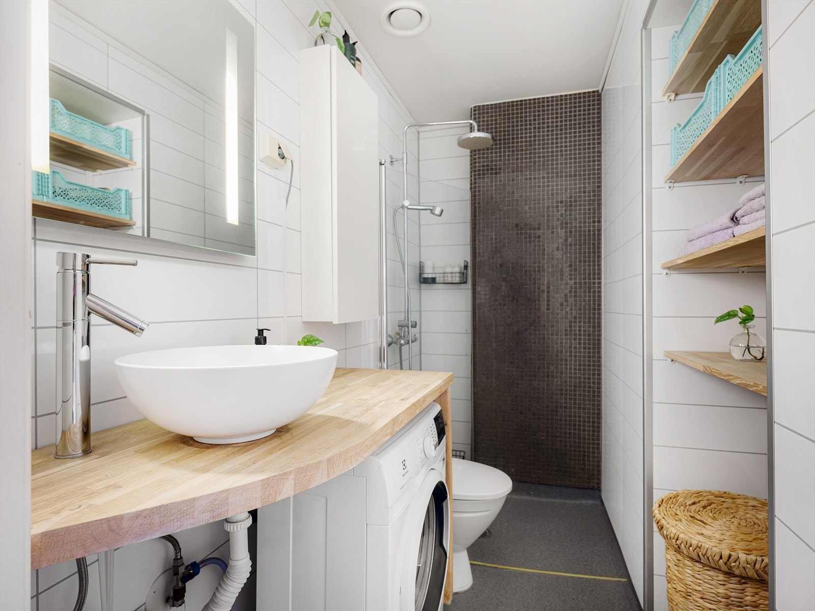 Badet ble modernisert i 2010 av forrige eier. Det er plass til vaskemaskin under benkeplaten. Behagelig varme i gulv. Galleribilde