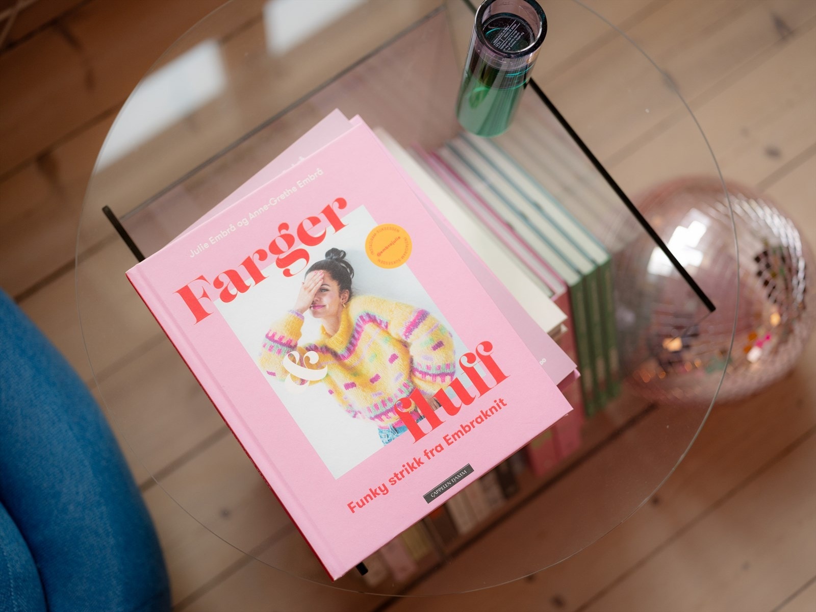 Sitat selger: "Jeg trives rett og slett bedre når jeg har farger rundt meg. Det gjør noe med humøret." Galleribilde