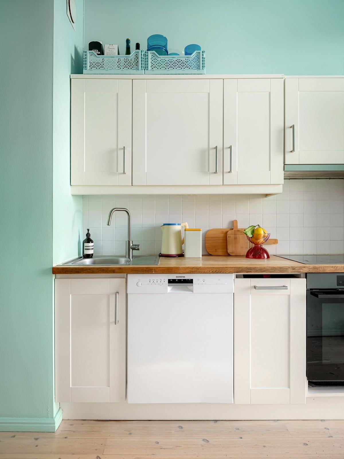 Med den gode takhøyden i rommet er det også plass til ekstra oppbevaring på toppen av skapene. Galleribilde