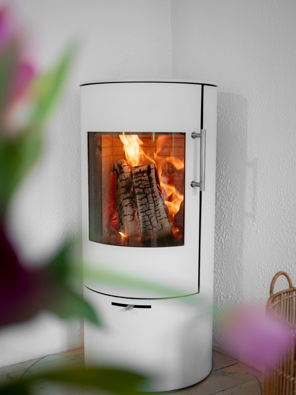 Den hvite, vakre peisovnen bidrar til både kos og varme vinterstid. Galleribilde