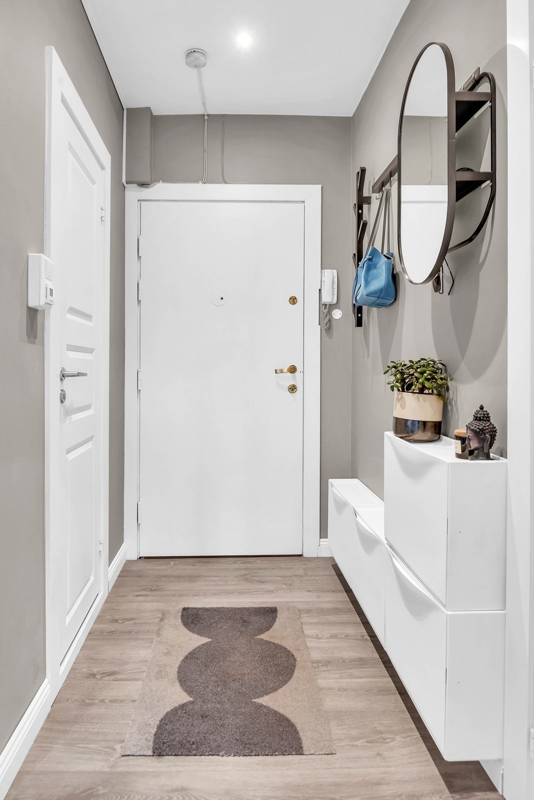 Gang med plass til skoskap, knagger etc. Galleribilde